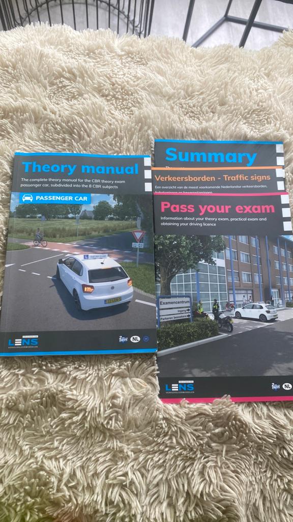Latest English driving theory book (rijbewijs B), Ophalen of Verzenden, Zo goed als nieuw, Algemeen