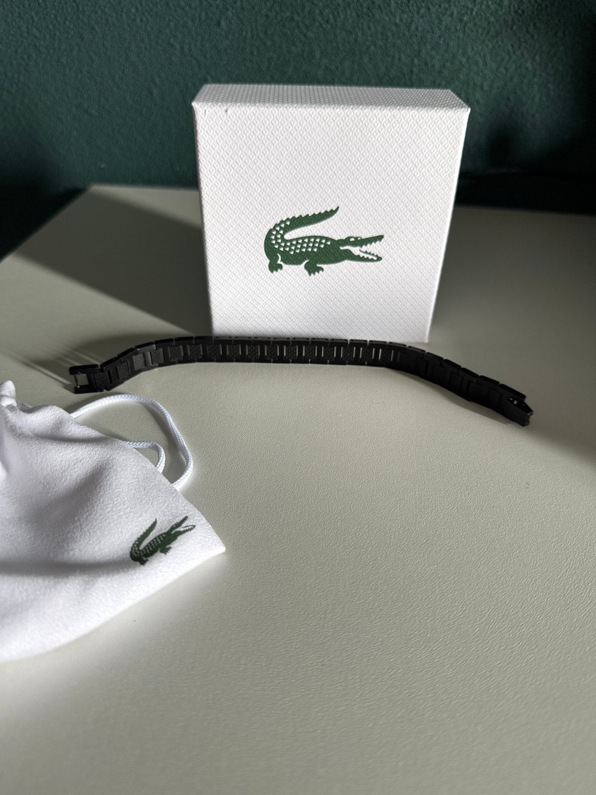 Lacoste Zwarte Armband met Krokodil Logo, Ophalen, Zo goed als nieuw, Zwart, Overige materialen