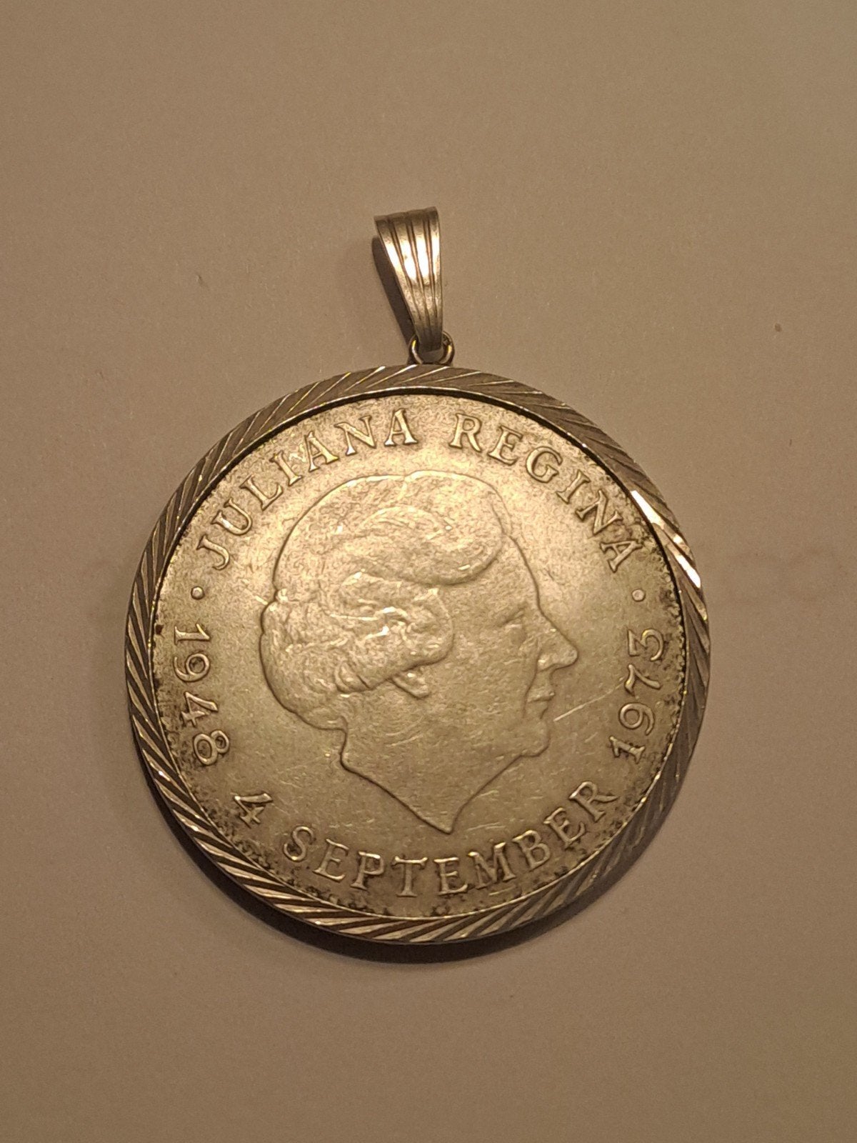 Zilveren Tien Gulden munt 1973 in hanger, Koningin Juliana, Zilver, Ophalen of Verzenden, Losse munt
