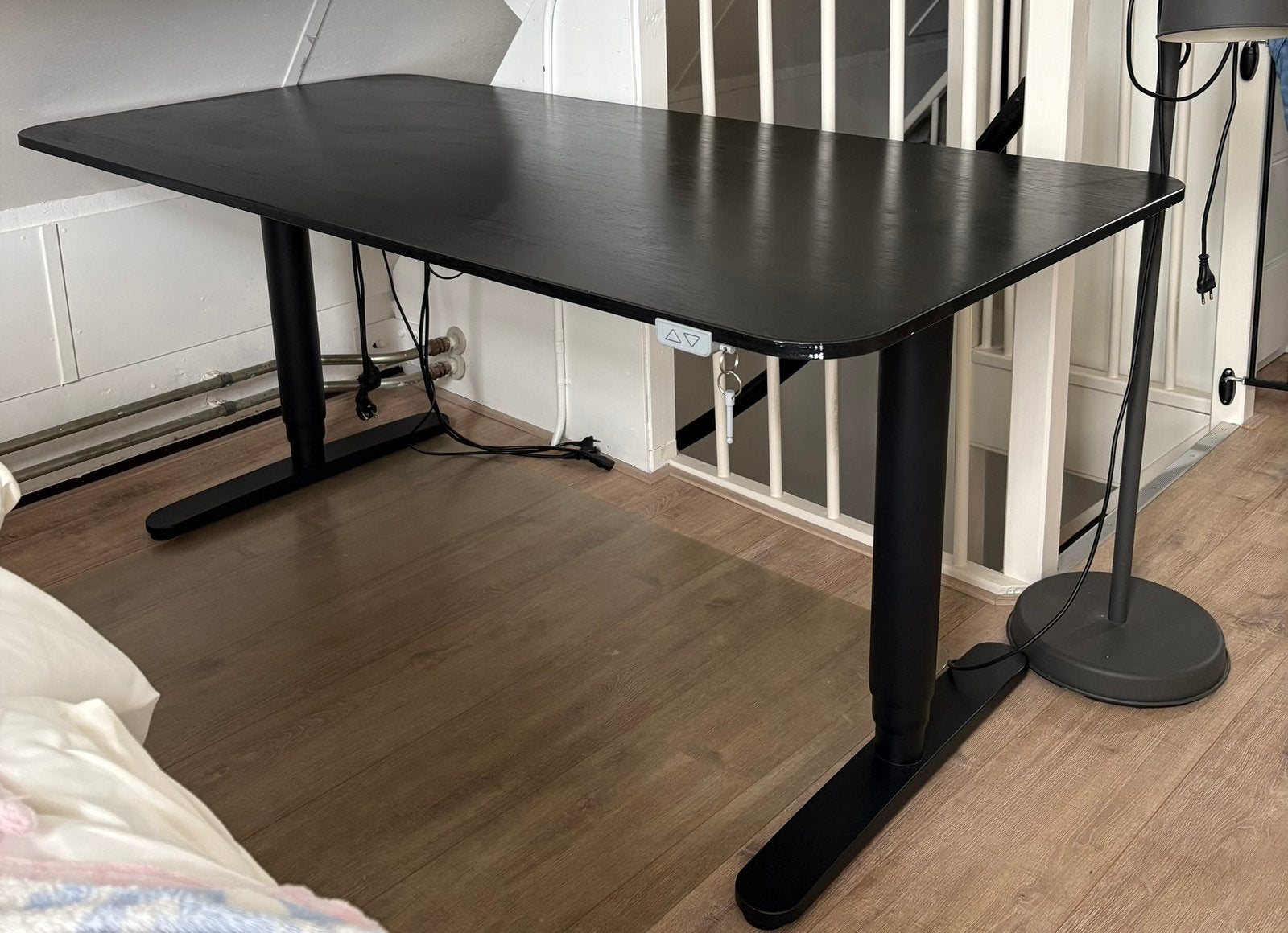 Elektrisch verstelbaar bureau IKEA zwart houtnerf, Ophalen, Elektrisch, Gebruikt, Hout
