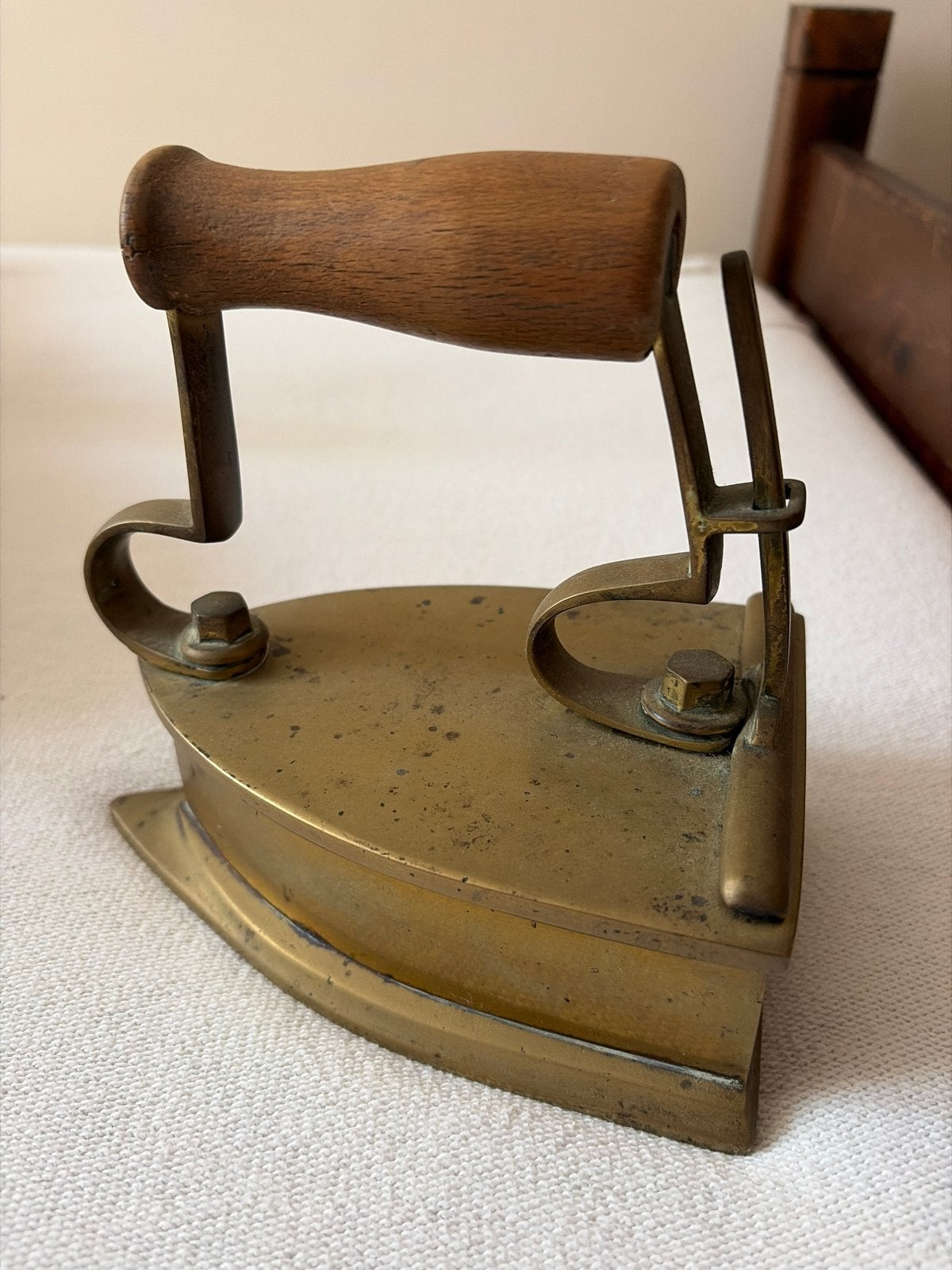 Antiek messing strijkijzer met houten handvat, Ophalen