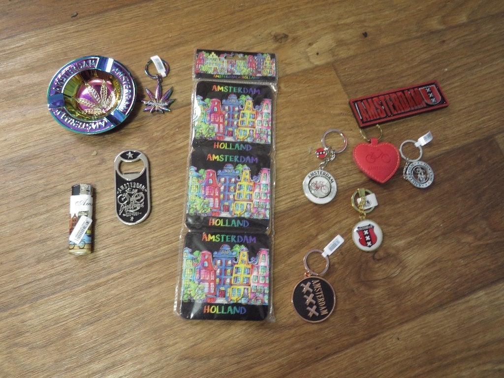 amsterdam toeristenitems asbak flesopener weedsleutelhanger, Antiek en Kunst, Curiosa en Brocante, Ophalen of Verzenden