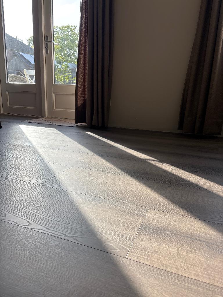 Le Noir & Blanc watervast laminaat in warm bruin eiken, Doe-het-zelf en Verbouw, Ophalen, 50 tot 150 cm, Nieuw, 10 m² of meer