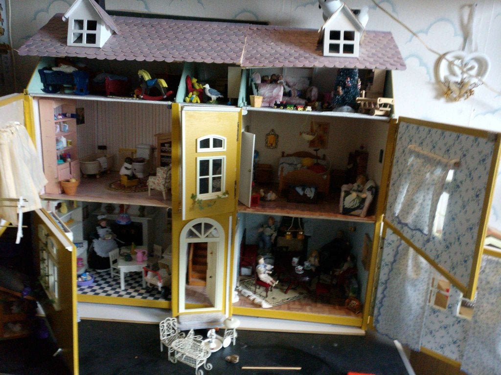 Poppenhuis Incl. Meubels en Poppen Vintage, Verzamelen, Poppenhuizen en Toebehoren, Ophalen, Gebruikt, Poppenhuis