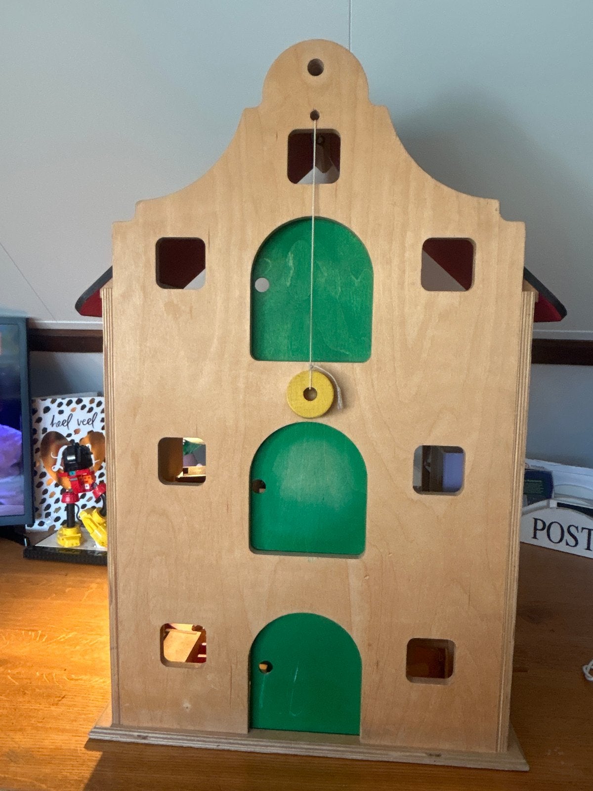 Houten poppenhuis met inrichting, Kinderen en Baby's, Ophalen of Verzenden, Gebruikt, Poppenhuis