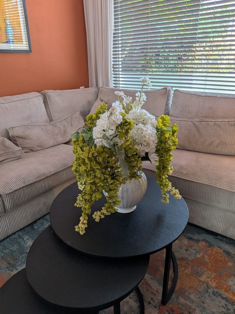 Witte porseleinen vaas met kunstbloemen bruiloft feest, Huis en Inrichting, Woonaccessoires | Vazen, Ophalen, Wit, Zo goed als nieuw