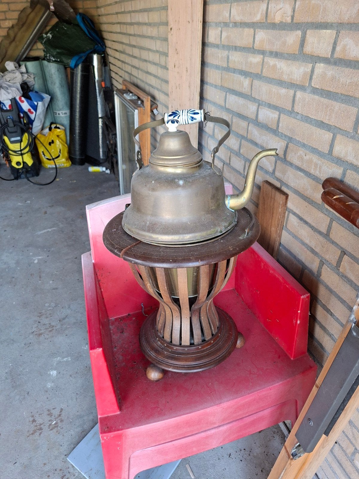 Een koperen ketel met standaard., Ophalen