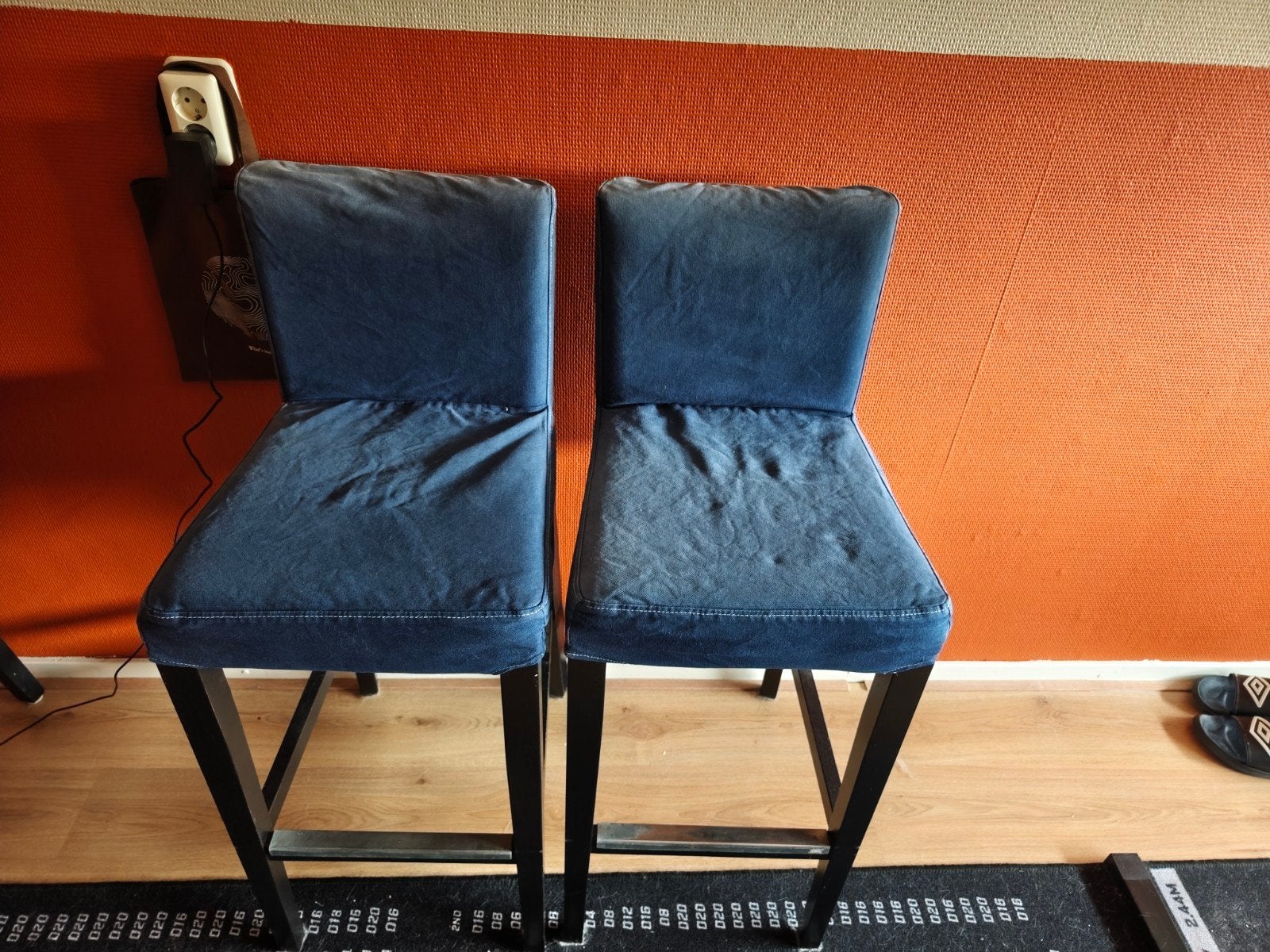 Twee blauwe barkrukken van IKEA, Huis en Inrichting, Barkrukken, Ophalen, Gebruikt, 90 cm of meer, Hout
