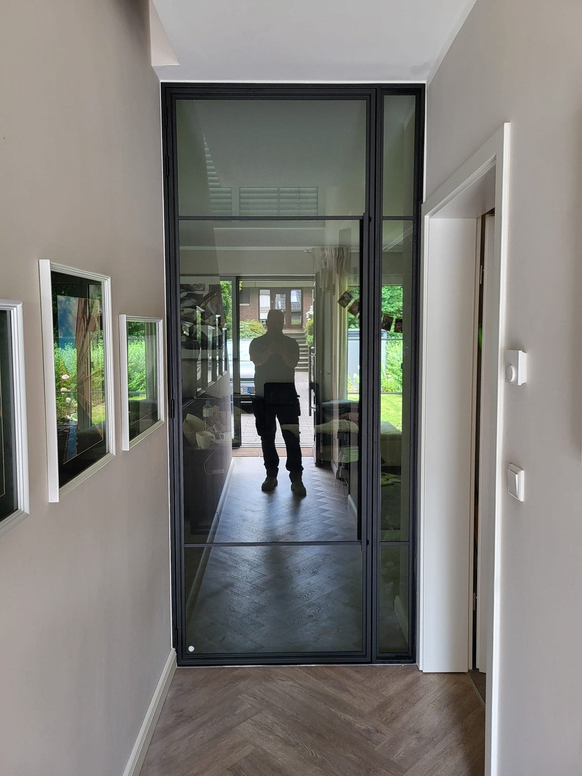 Stalen scharnier deur met zijlicht voorzien van grijs glas, Doe-het-zelf en Verbouw, Deurkozijn, Nieuw, Metaal, Inclusief glas