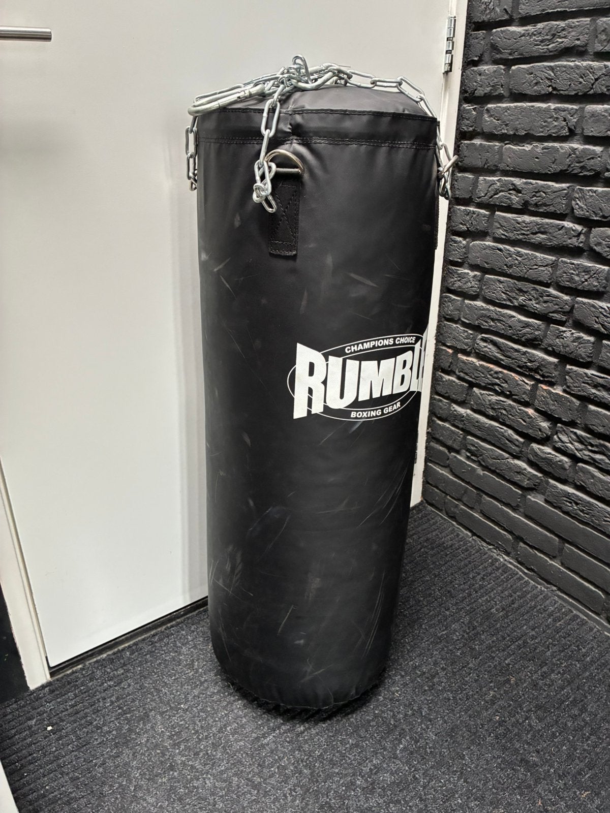 Bokszak Rumble 30 kg + handschoenen, Sport en Fitness, Boksen, Ophalen, Zo goed als nieuw, Bokszak