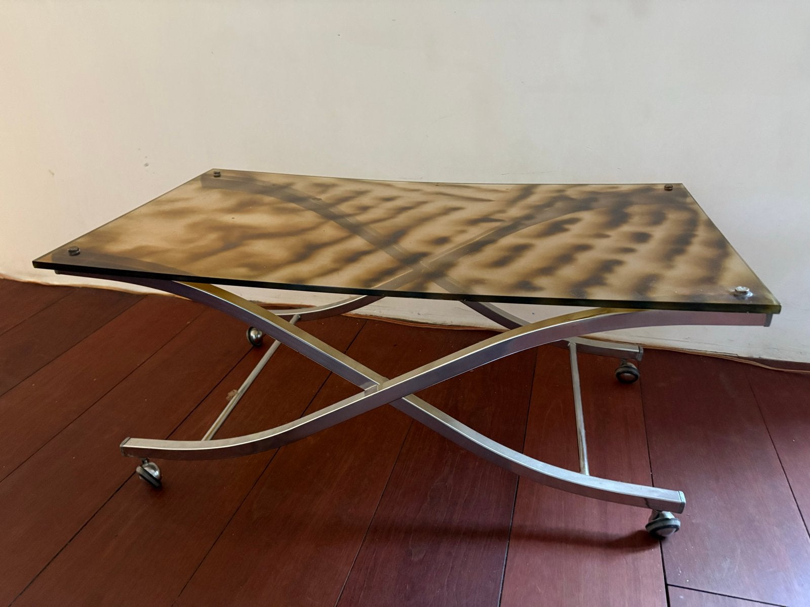 Vintage bijzettafel op wieltjes met gevlamd plexiglas, Huis en Inrichting, Tafels | Salontafels, Ophalen, Kunststof, Gebruikt