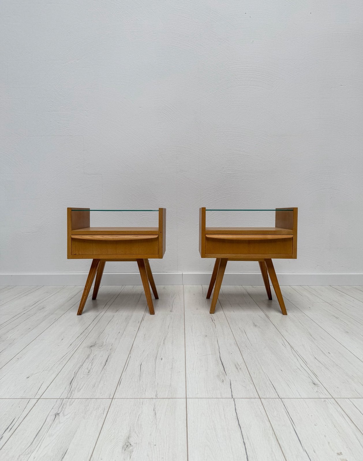 Set 2 vintage walnoten nachtkastjes met glas jaren 60 retro, Ophalen of Verzenden, Zo goed als nieuw, 45 tot 65 cm, Minder dan 55 cm