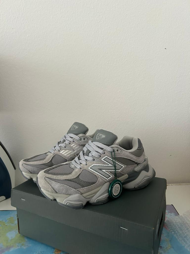 New Balance 9060 Gloednieuw, Kleding | Dames, Schoenen, Ophalen of Verzenden, Nieuw, Grijs, Sneakers of Gympen
