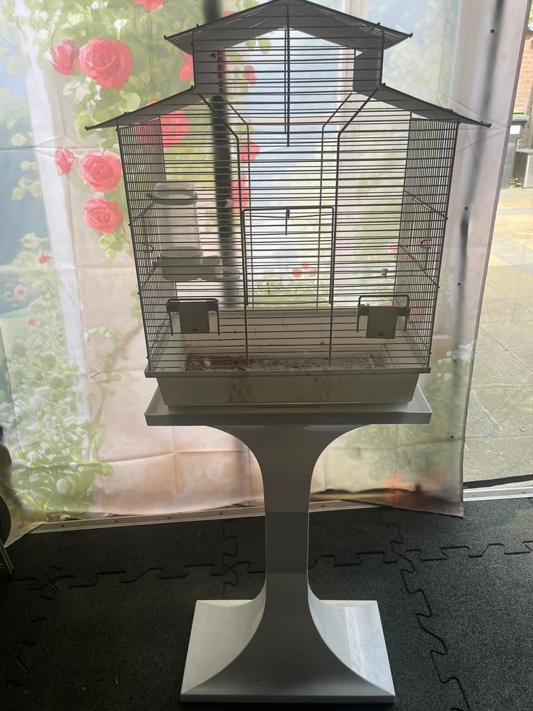 Vogelkooi met bijbehorende tafel, Ophalen of Verzenden, Zo goed als nieuw, Metaal, Vogelkooi