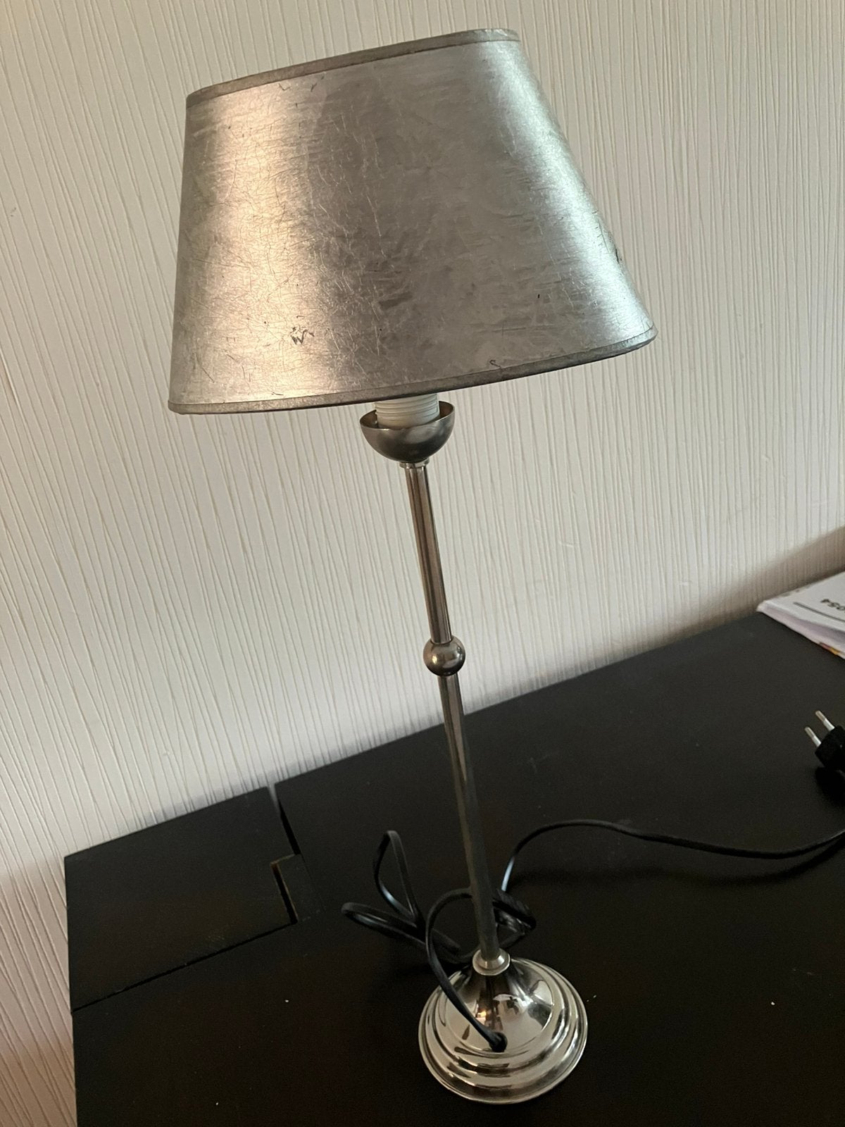 Schemerlampje zilver-kleurige poot en kap., Huis en Inrichting, Lampen | Tafellampen, Ophalen, Gebruikt, 40 cm, Zilver