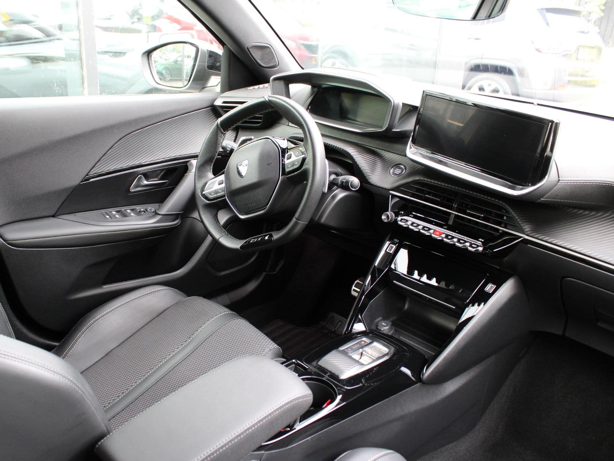 Peugeot 2008 1.2 PureTech 130 GT Automaat | Apple Carplay /, 12 maanden, Gebruikt, Euro 6, 1199 cc