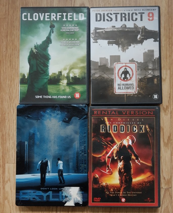 4x science fiction / Cloverfield SKYILINE District 9 RIDDICK, Vanaf 16 jaar, Nederlands, Ophalen of Verzenden, Science Fiction