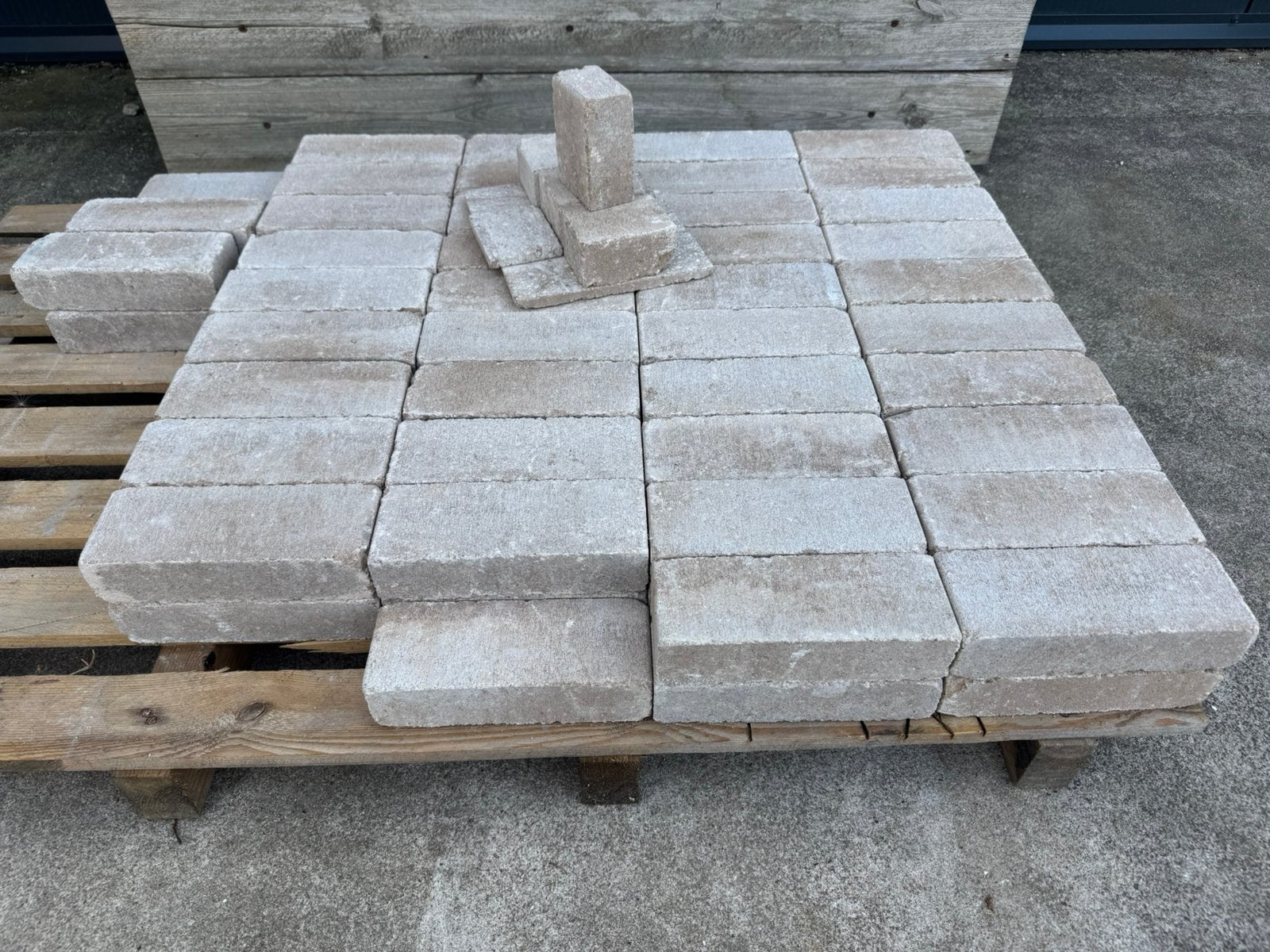 80 stuks klinkers beige (Tumbelton 20x5x7.3 Goya), Ophalen, Zo goed als nieuw, Beton, Klinkers