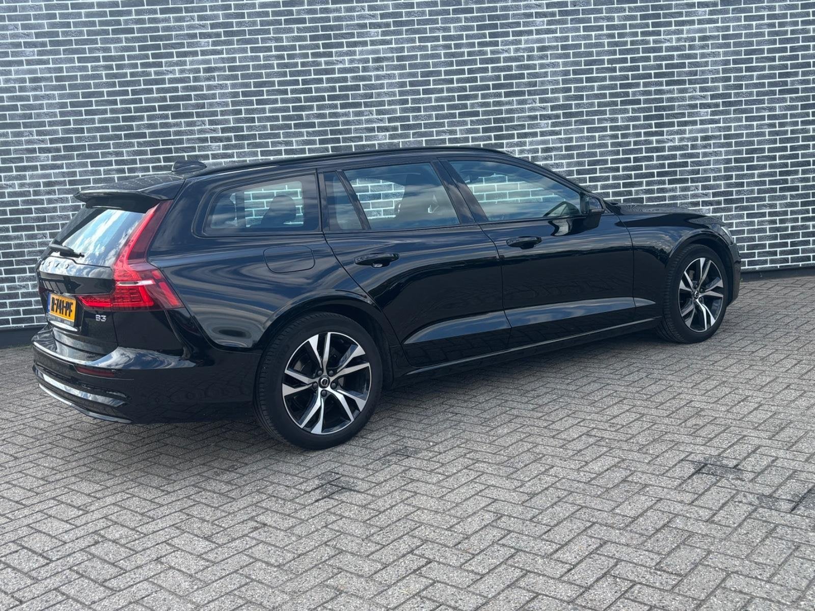Volvo V60 2.0 B3 Plus Dark | Trekhaak | Achteruitrijcamera |, Euro 6, 4 cilinders, 1634 kg, 93 €/maand