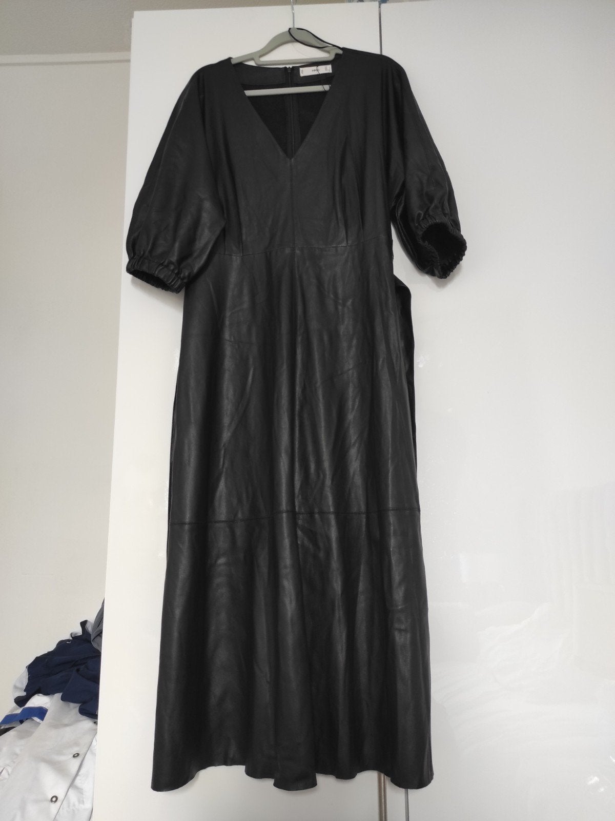 Elegante zwarte leren-look jurk met een splitje voorkant ), Kleding | Dames, Jurken, Ophalen, Mango, Zwart, Maat 42/44 (L)