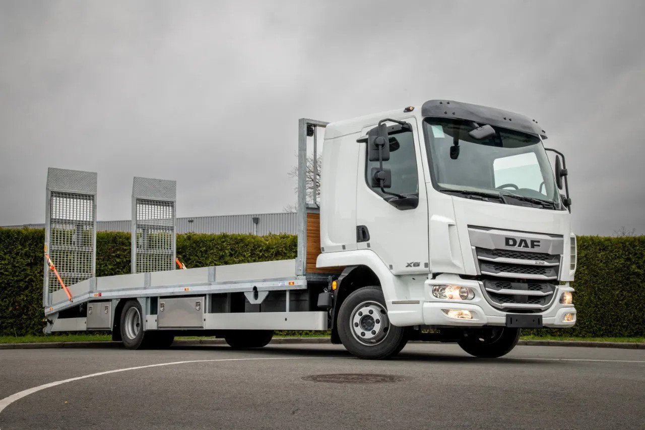 DAF XB 230 FA VDC 11.9t Oprijwagen + trekhaak *2026* 0 KM!, Auto's, Vrachtwagens, Achterwielaandrijving, Euro 6, Wit, Bedrijf