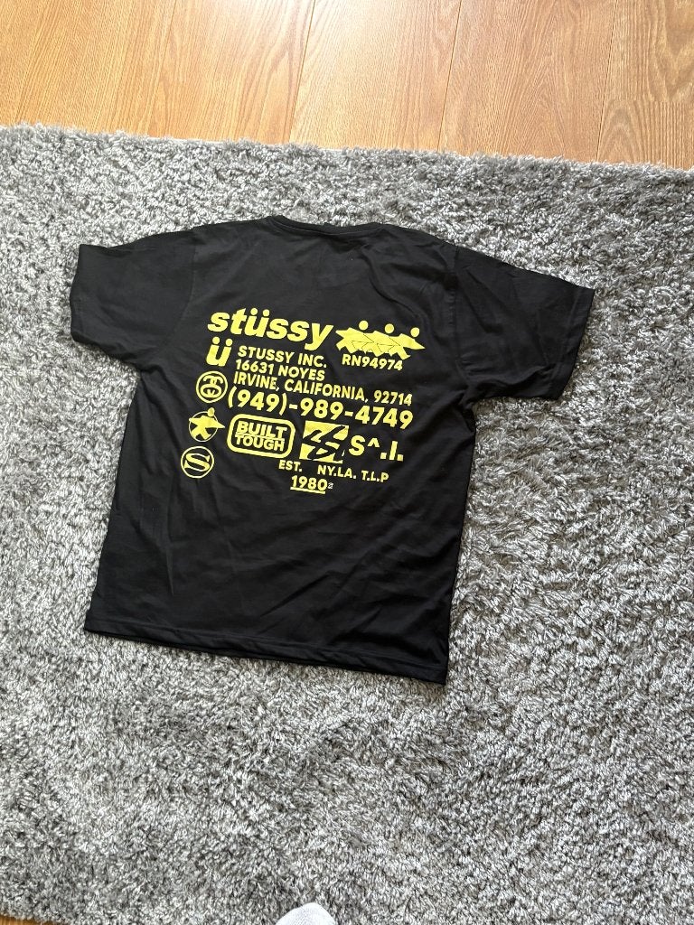 Stussy T-Shirt Zwart met Gele Details in Maat L, Maat 52/54 (L), Zwart, Stussy, Ophalen of Verzenden