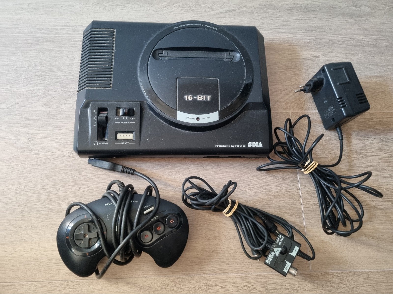 Sega Mega Drive 16-bit console met controller en kabels, Spelcomputers en Games, Spelcomputers | Sega, Ophalen of Verzenden, Gebruikt