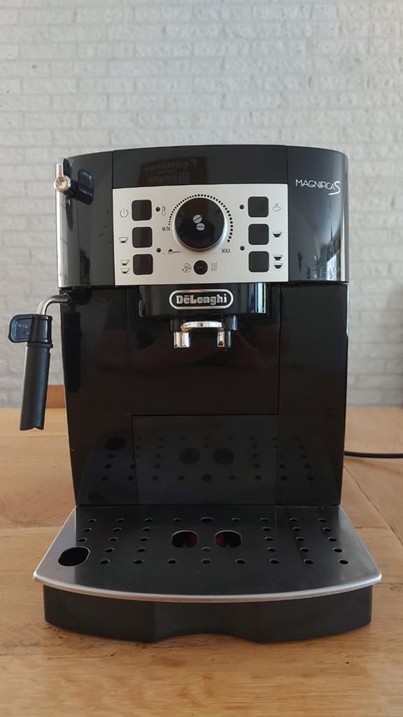 DeLonghi Magnifica S volautomatische espressomachine, Witgoed en Apparatuur, Koffiezetapparaten, Espresso apparaat, 10 kopjes of meer