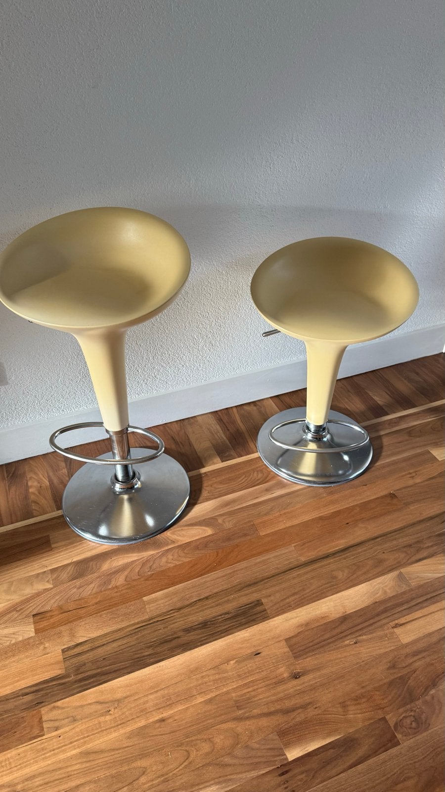 2x Magis Bombo krukken beige, Huis en Inrichting, Kunststof, Gebruikt, In hoogte verstelbaar, 60 tot 90 cm
