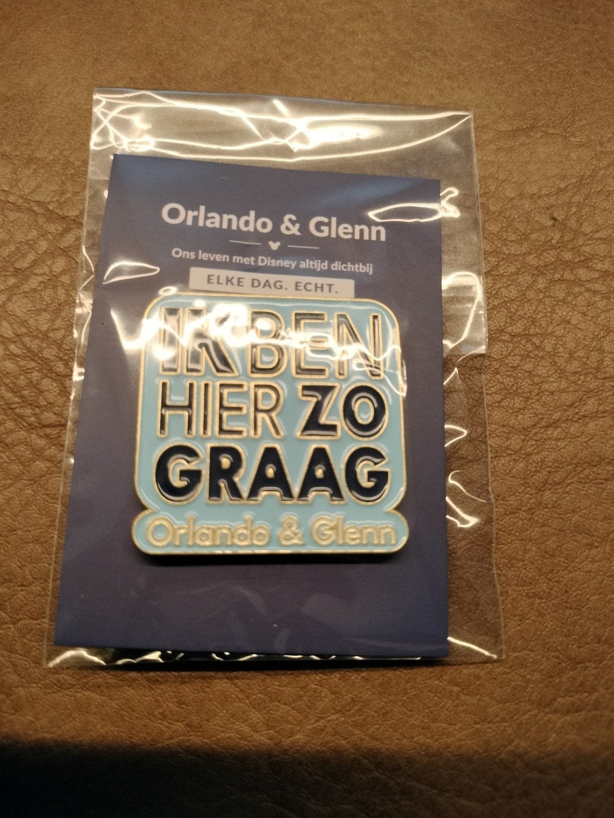 Orlando & Glenn pin: "Ik ben hier zo graag", Verzamelen, Verzenden, Nieuw, Speldje of Pin