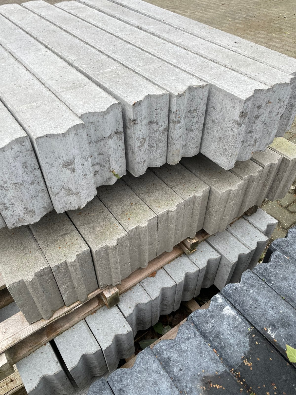 Te koop: restpartij opsluitband / betonbanden / tottoirband, Ophalen, Overige typen, Zo goed als nieuw, Minder dan 5 m²