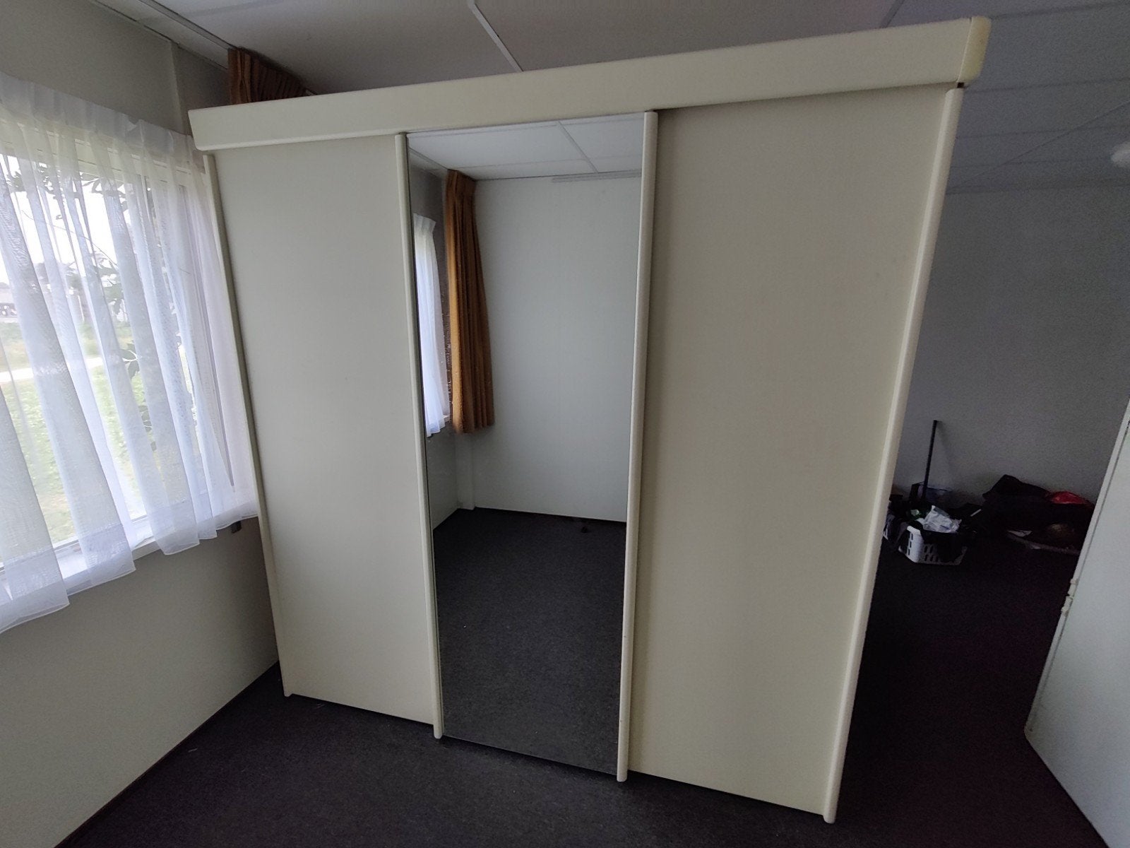 Grote kledingkast met schuifdeuren en spiegel, Ophalen, Met deur(en), Gebruikt, 200 cm of meer