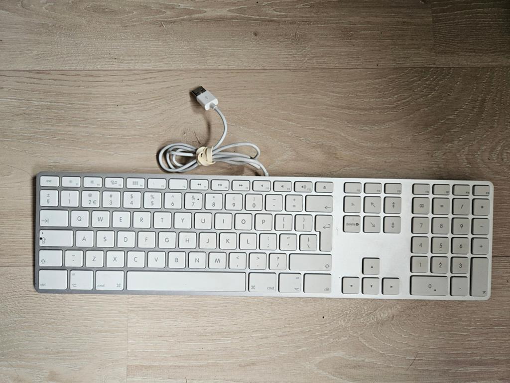 Apple toetsenbord (bedraad)  A1243 - deels defect, Computers en Software, Toetsenborden, Ophalen of Verzenden, Qwerty, Bedraad