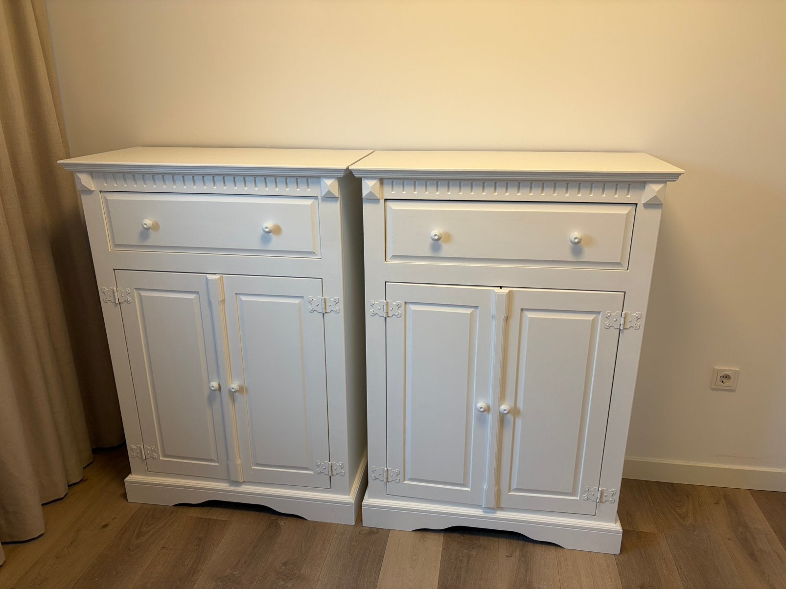 2 wit geschilderde meiden kastjes, Huis en Inrichting, Ophalen, Gebruikt, Met lade(s), 50 tot 100 cm