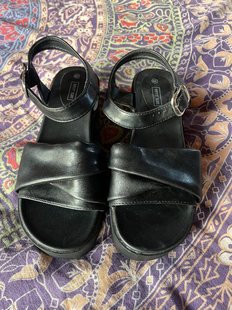 Mooie leren plateau sandalen maat 39 nu voor 39,99€, Zwart, Zo goed als nieuw, Merry Scott, Sandalen of Muiltjes