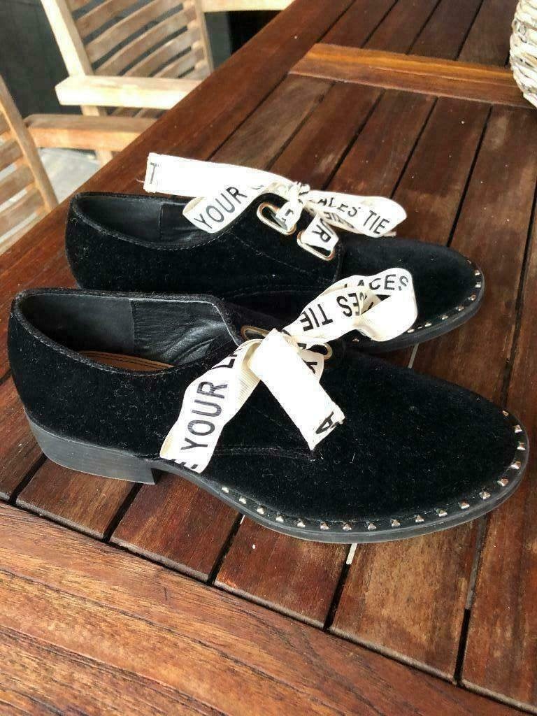 Zwarte fluwelen schoenen met linten - Maat 38, Schoenen met lage hakken, Zwart, Ophalen of Verzenden, Zo goed als nieuw