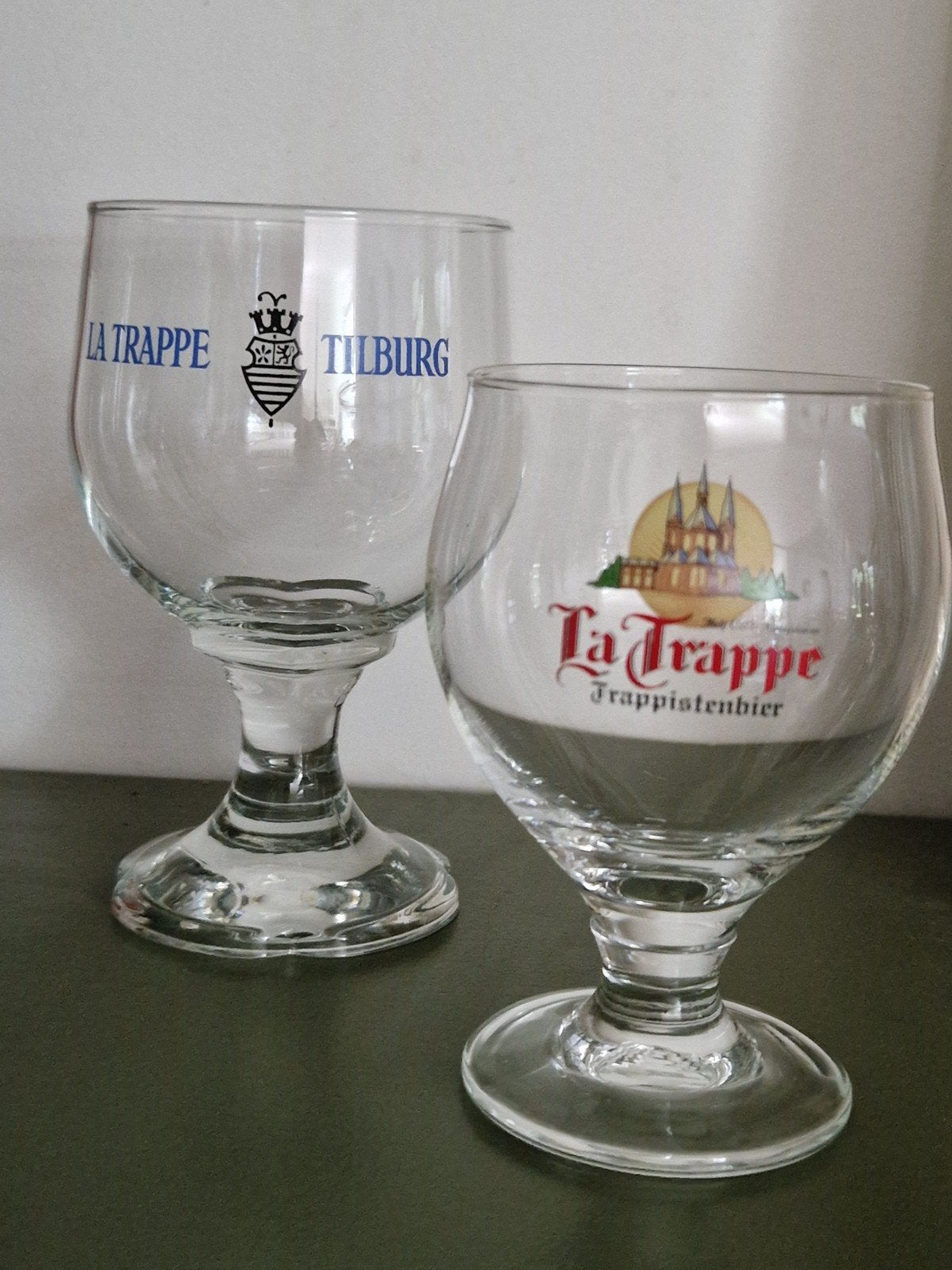 2 La Trappe glazen, waarvan 1 een La Trappe Tilburg glas, Verzamelen, Biermerken, Ophalen, La Trappe