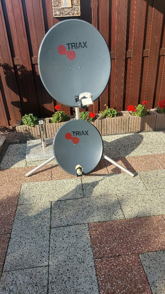 Schotelantenne + kasje en standaard, Audio, Tv en Foto, Ophalen, Gebruikt, (Schotel)antenne-accessoires, Overige merken