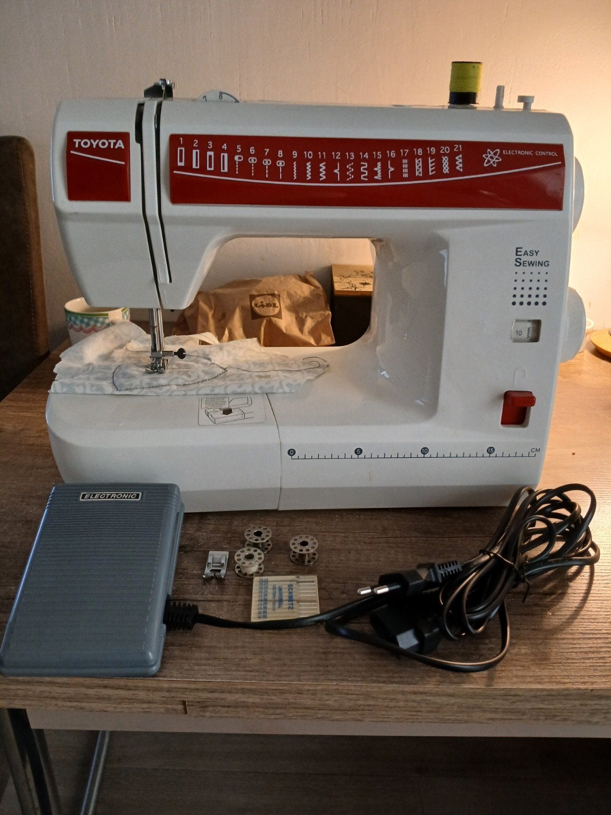 TOYOTA naaimachine,model:ES121,serie:RS2000., Ophalen, Zo goed als nieuw, Naaimachine, Overige merken