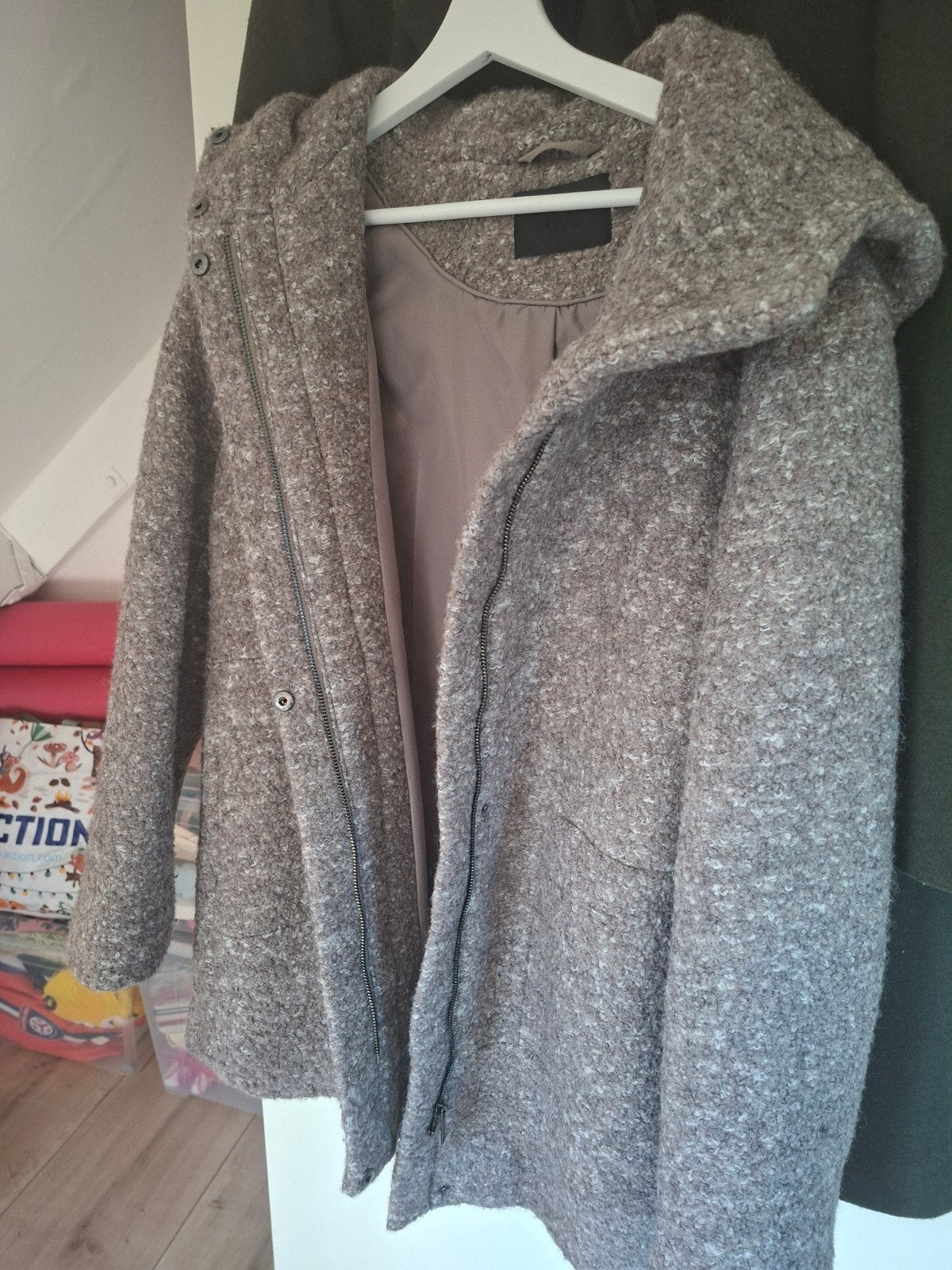 Stijlvolle grijze winterjas met capuchon, Kleding | Dames, Jassen | Winter, Onbekend, Grijs, Gedragen, Ophalen