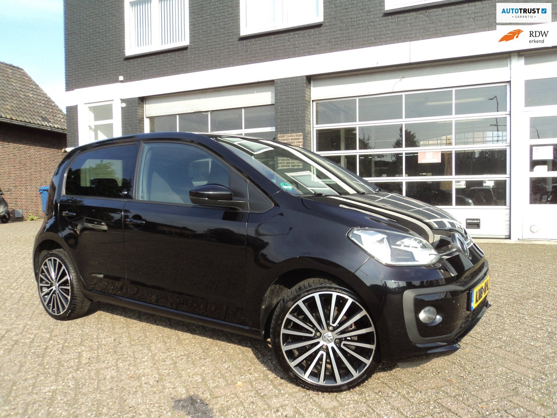 Volkswagen UP! 1.0 BMT high up! Cruise PDC Stoelverwarming, Voorwielaandrijving, Stof, 4 stoelen, Zwart