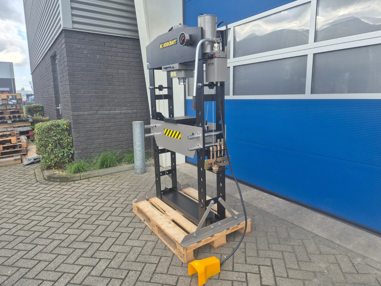 Foto 4 van RODCRAFT Werkplaatspers Hydro-pneumatisch 75 TON NU ACTIE!