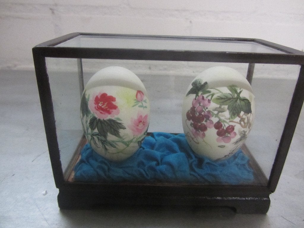 2 handgeschilderde eieren in een glazen doosje, Antiek en Kunst, Ophalen of Verzenden