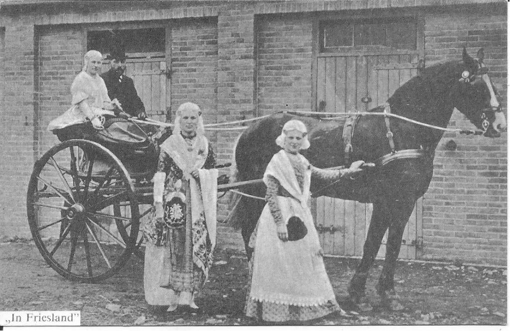 In Friesland   Klederdracht., Ophalen of Verzenden, 1960 tot 1980, Ongelopen, Friesland