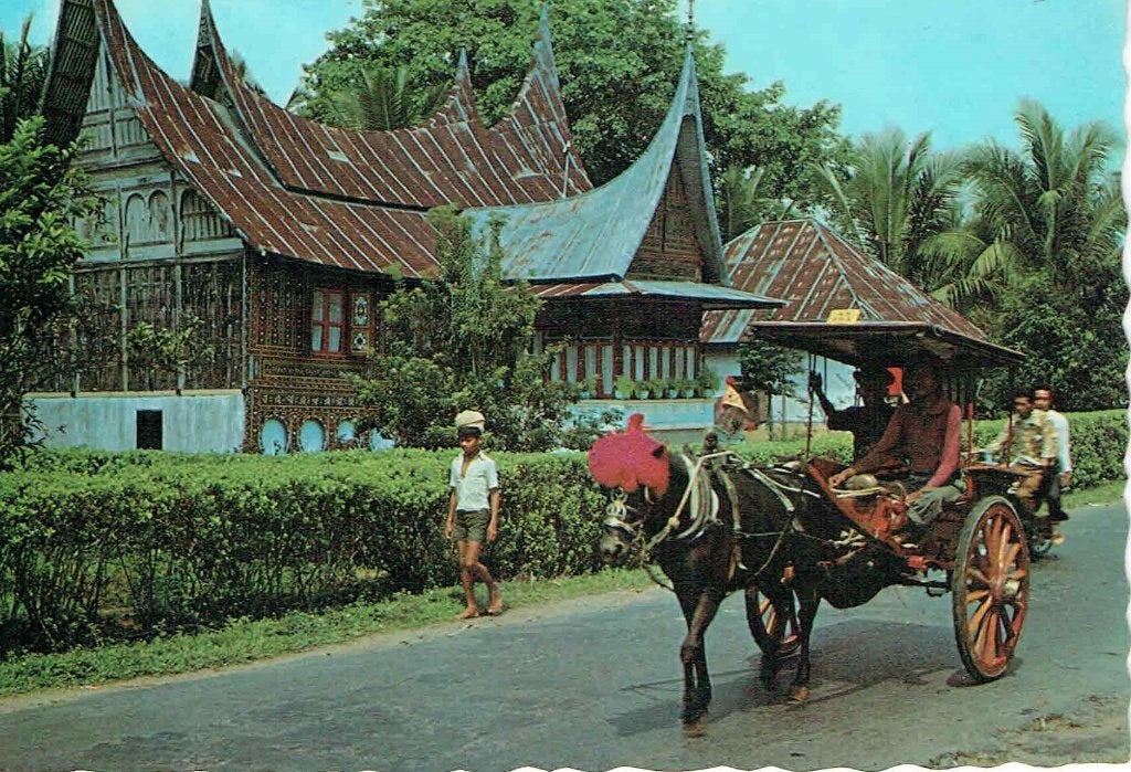 Indonesie 1984 Sumatra Paardenkar Traditioneel huis Wenen O, Verzamelen, Ansichtkaarten | Themakaarten, Gelopen, 1980 tot heden