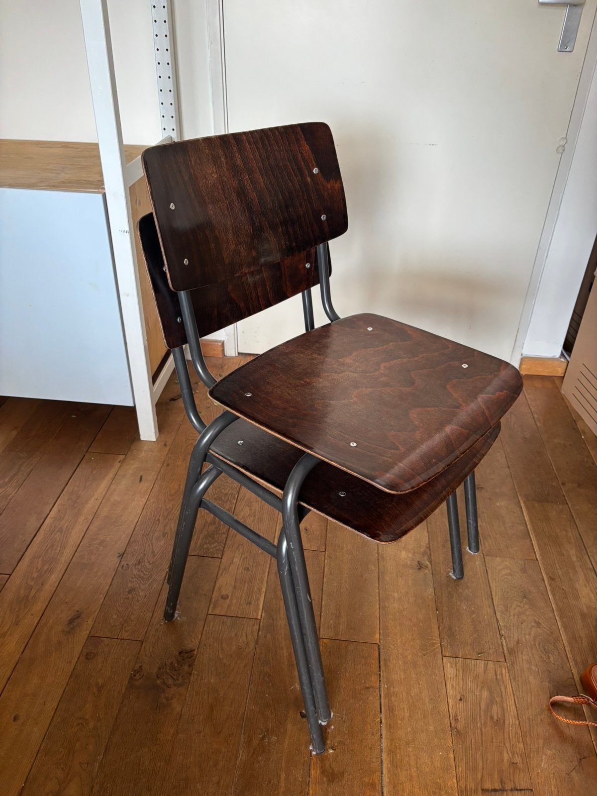 2 vintage schoolstoeltjes, Ophalen, Gebruikt, Bruin, Twee