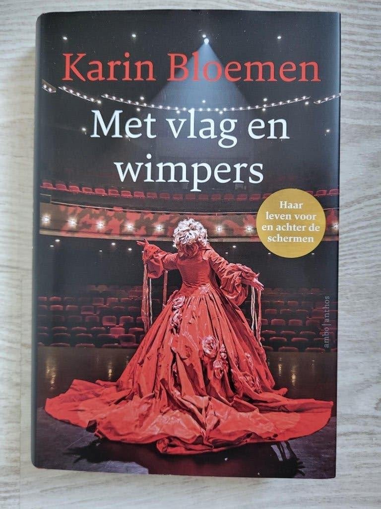 Karin Bloemen Met vlag en wimpers, Boeken, Verzenden, Zo goed als nieuw