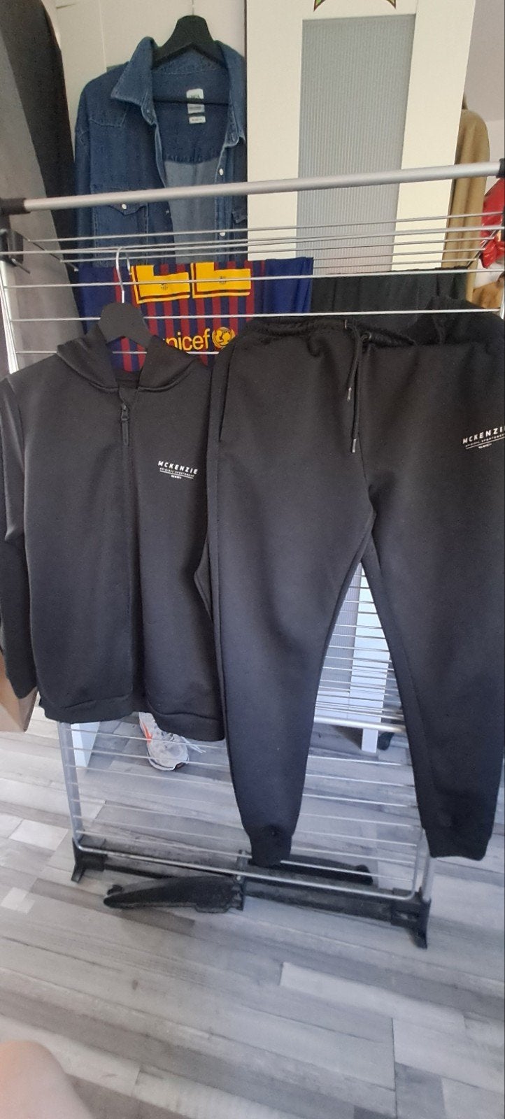McKenzie Joggingpak Zwart Maat 13-15 jaar (USA X Large), Kinderen en Baby's, Broek, Jongen of Meisje, Ophalen of Verzenden, Gebruikt