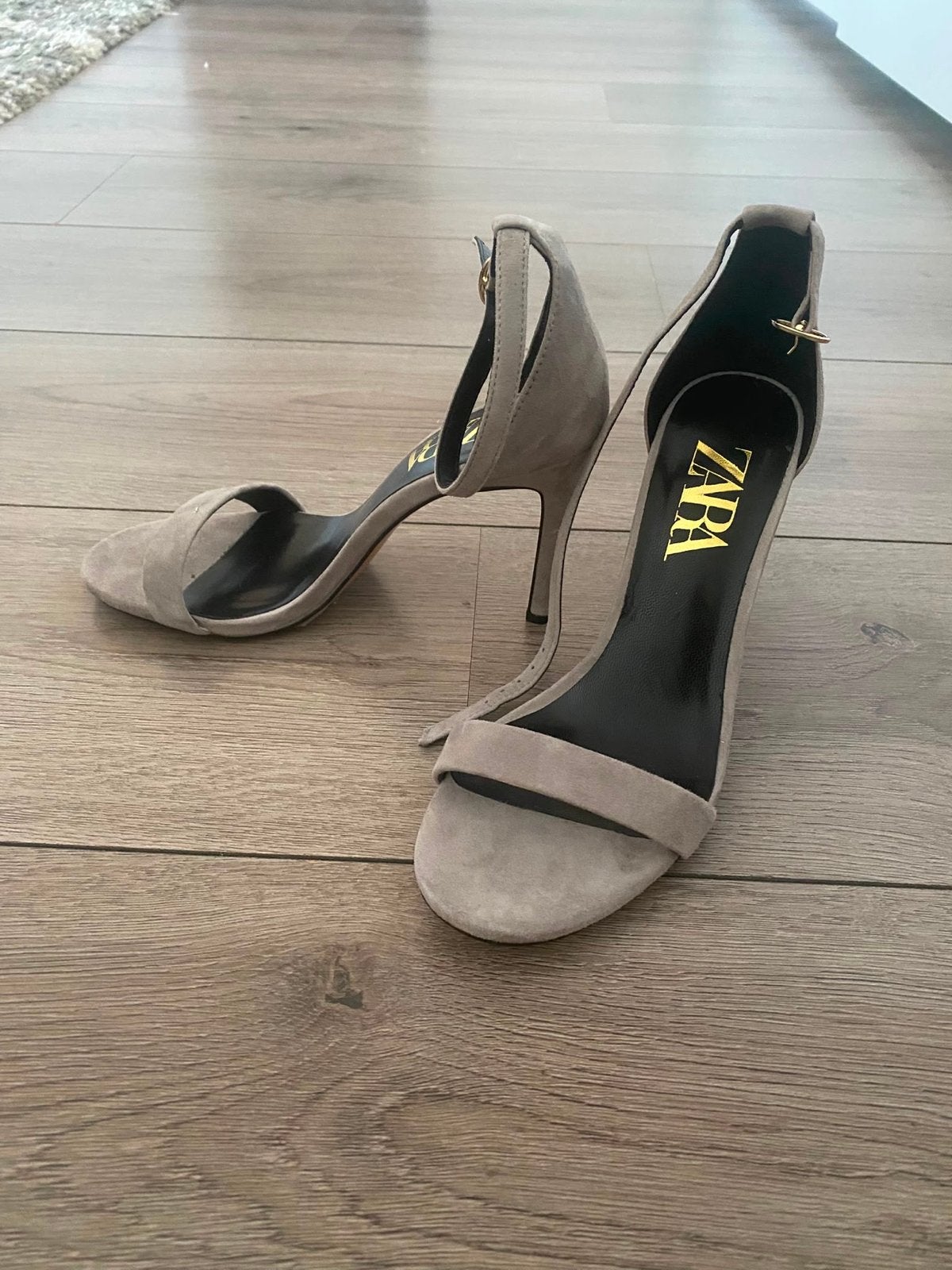 Nieuwe Zara hakken / sandalen, Kleding | Dames, Ophalen, Pumps, Nieuw, Grijs