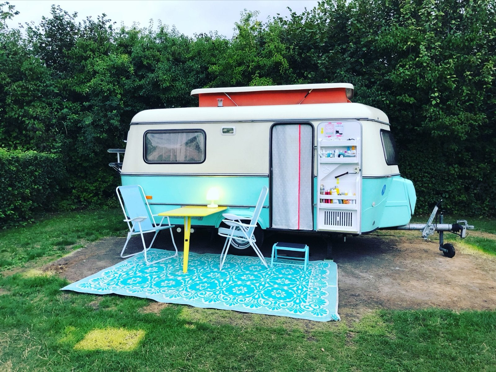 Unieke Eriba Touring Triton 418 GT caravan - gepimpt!, Caravans en Kamperen, Caravans, Vast bed, Tot en met 2, Treinzit, 750 - 1000 kg